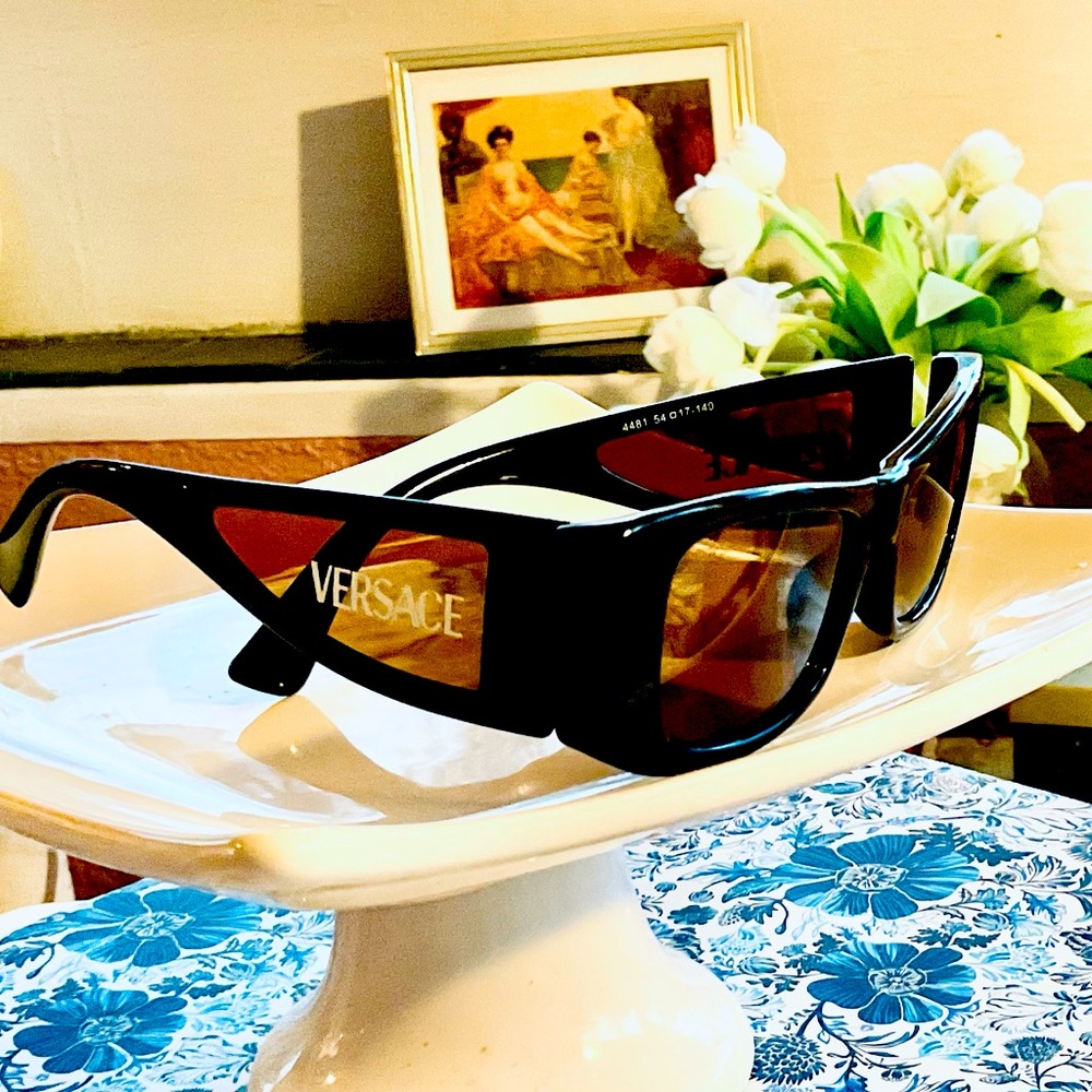 VERSACE. UNIQUE DESIGN NWOT